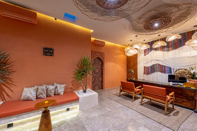 Cyrus Villa, photo 2